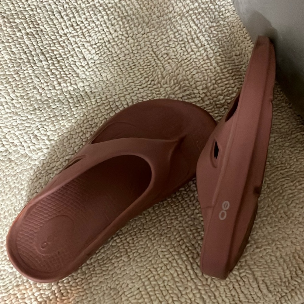 Women oofas flip flops